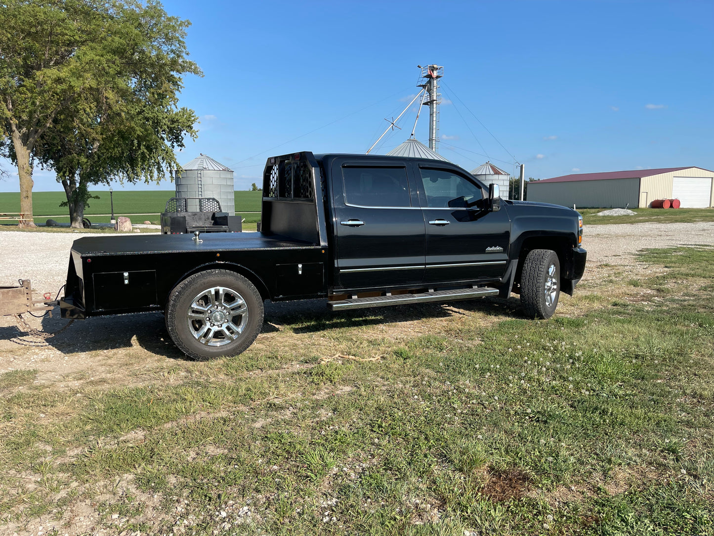 Skirted flat bed with belly boxes